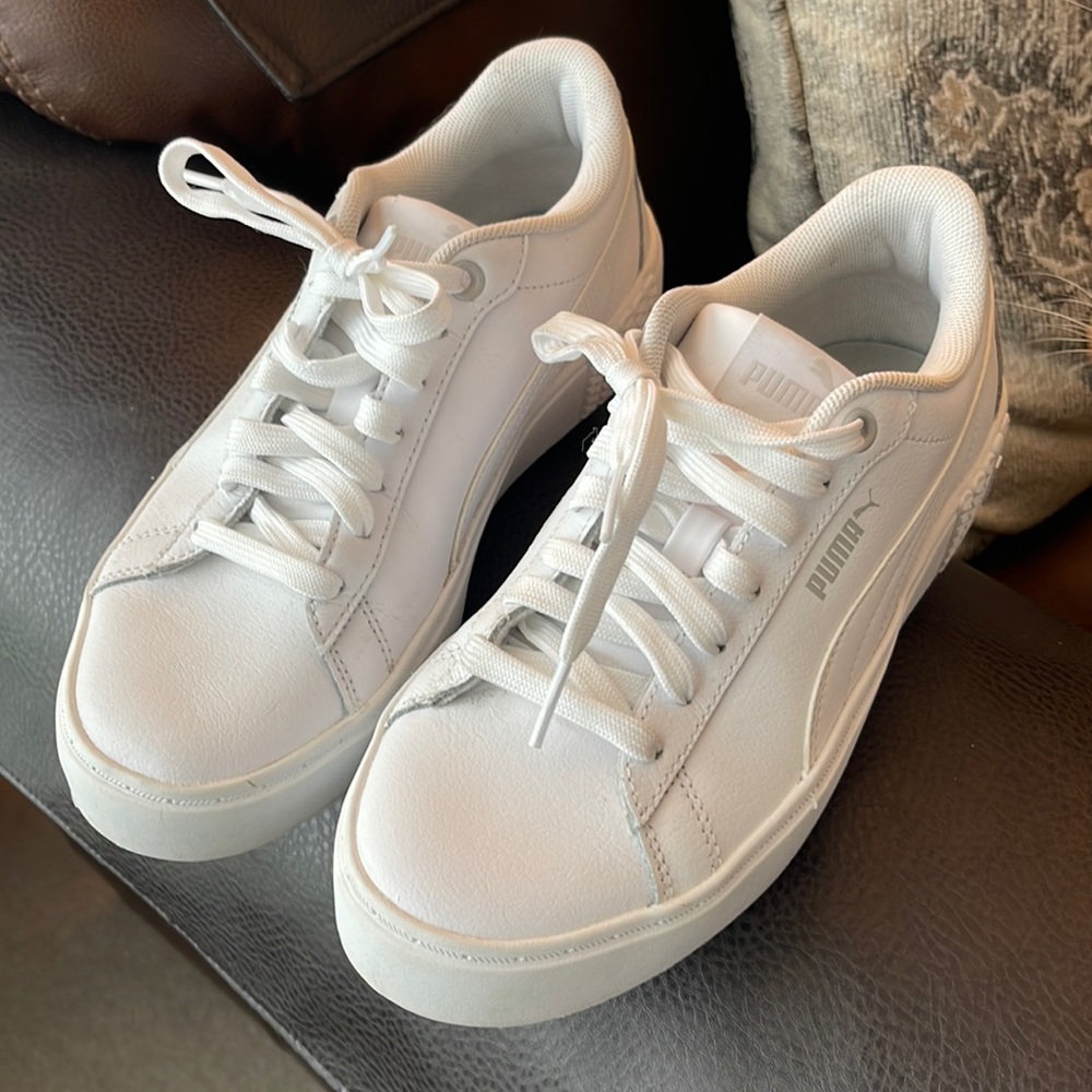 Puma, white and silver athletic shoe, women, size 7 excellent used condition